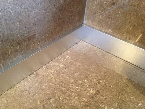踢脚线