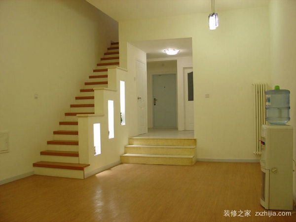 复式楼梯下空间利用