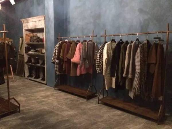 服装店装修灰色墙面