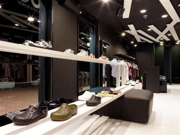 服装店装修灰色墙面